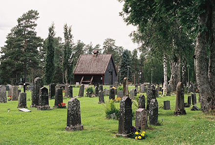 På kyrkogården