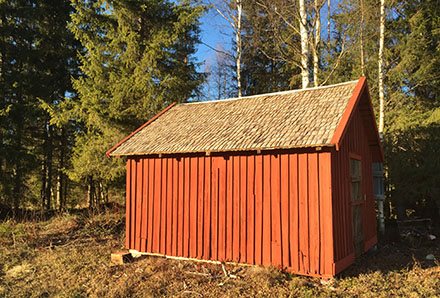 Slåttarstugans tak har mörknat