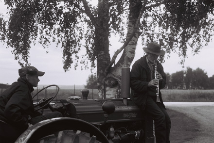 Spelman på traktor