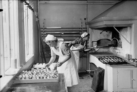 Bakning på Kumlans Lanthushållsskola, Brogård, Tensta socken, 1937 No 1, Foto Sagerholm, Axel, Upplandsmuseet