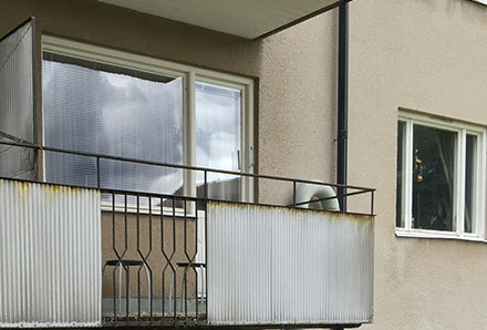 Fackverket 1 balkong med dekorativt smide detalj