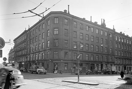 Långholmsgatan t.v. vid Brännkyrkagatan 138. Trådbussledninga