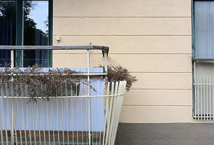 Snygg balkong på gammalt hus i Uppsala