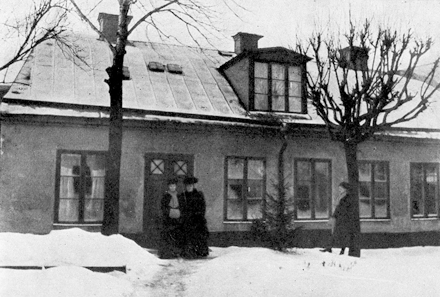 Tant Fredrique Stenquists hus på Mariaberget. Tant Fredrique Stenquist är damen längst till vänster medan de övriga är Thyra och Sigrid Stenquist, alla kända Mariabergsbor.