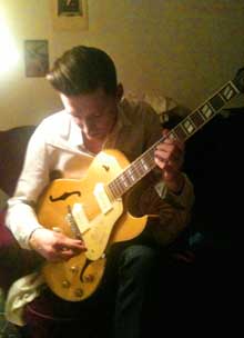 Jag spelar gitarr